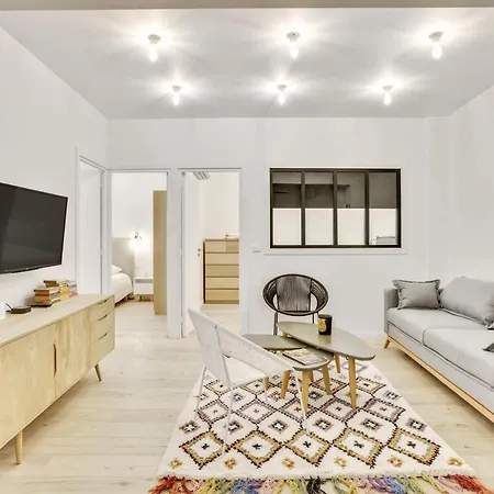 & Stylish Renovated Parisian / 6-8 Guests Parigi