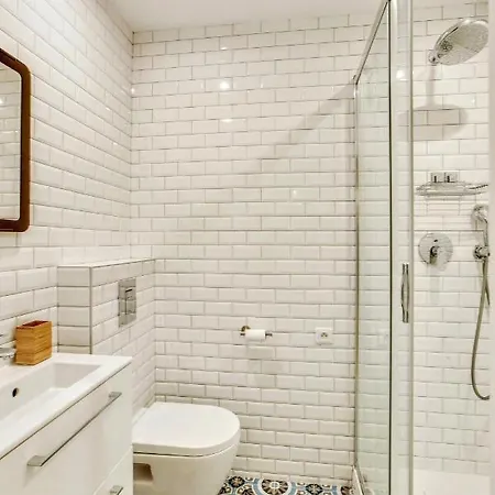 & Stylish Renovated Parisian / 6-8 Guests