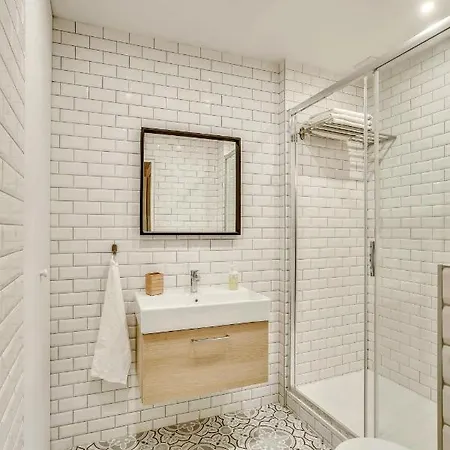 & Stylish Renovated Parisian / 6-8 Guests Appartamento