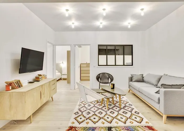 & Stylish Renovated Parisian / 6-8 Guests Parigi