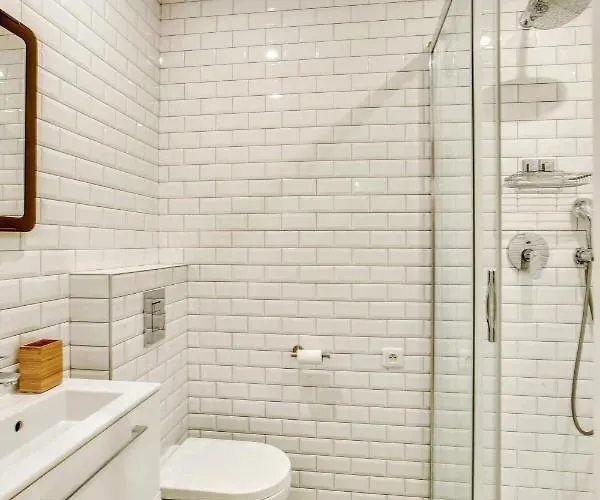 & Stylish Renovated Parisian / 6-8 Guests