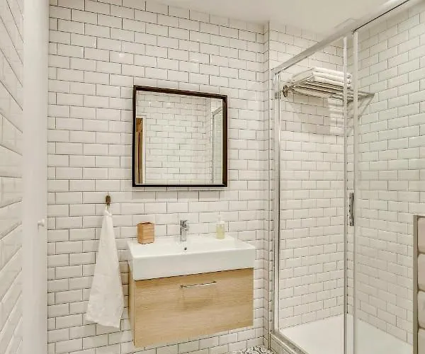 & Stylish Renovated Parisian / 6-8 Guests Appartamento